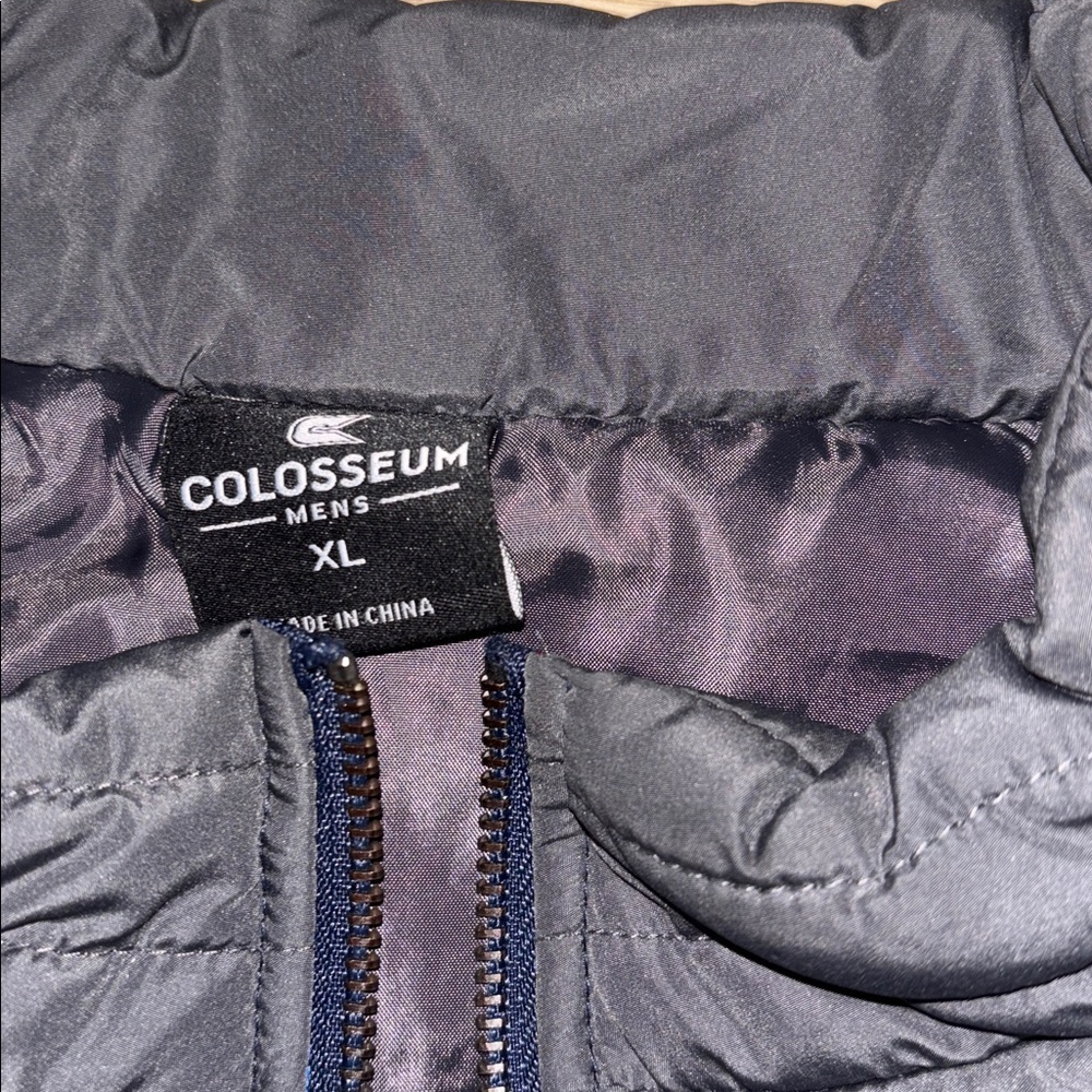 Colosseum Villanova Wildcars Navy and Gray Men's Quilted Vest size XLarge - Picture 4 of 4